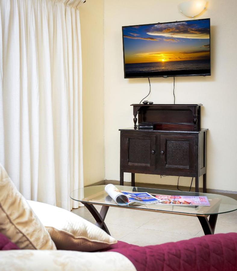 Ground Floor Apartment Located In Hometown, 5 Min Walk To The Beach Saint James Extérieur photo