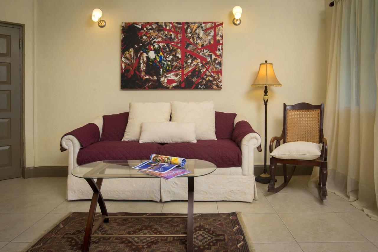 Ground Floor Apartment Located In Hometown, 5 Min Walk To The Beach Saint James Extérieur photo